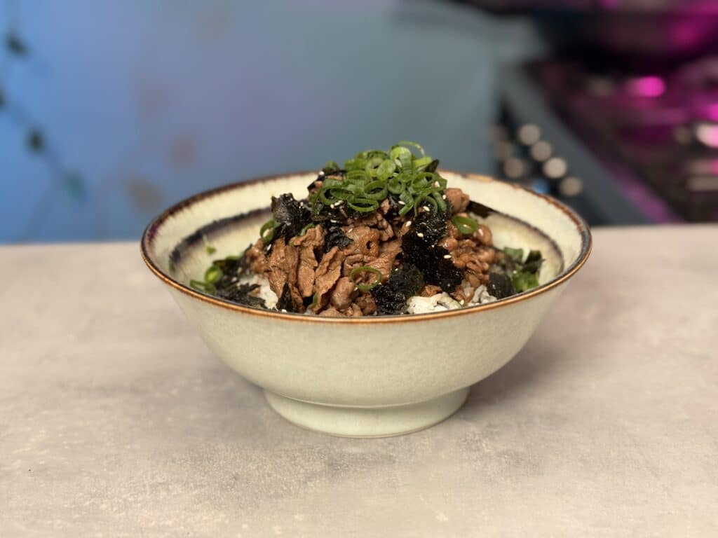 שבבי אצות - קערת אורז עם תבשיל בקר ושבבי אצות